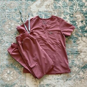 FIGS Scrub Set – Top XS / Bottoms S – Mauve/Rose Pink